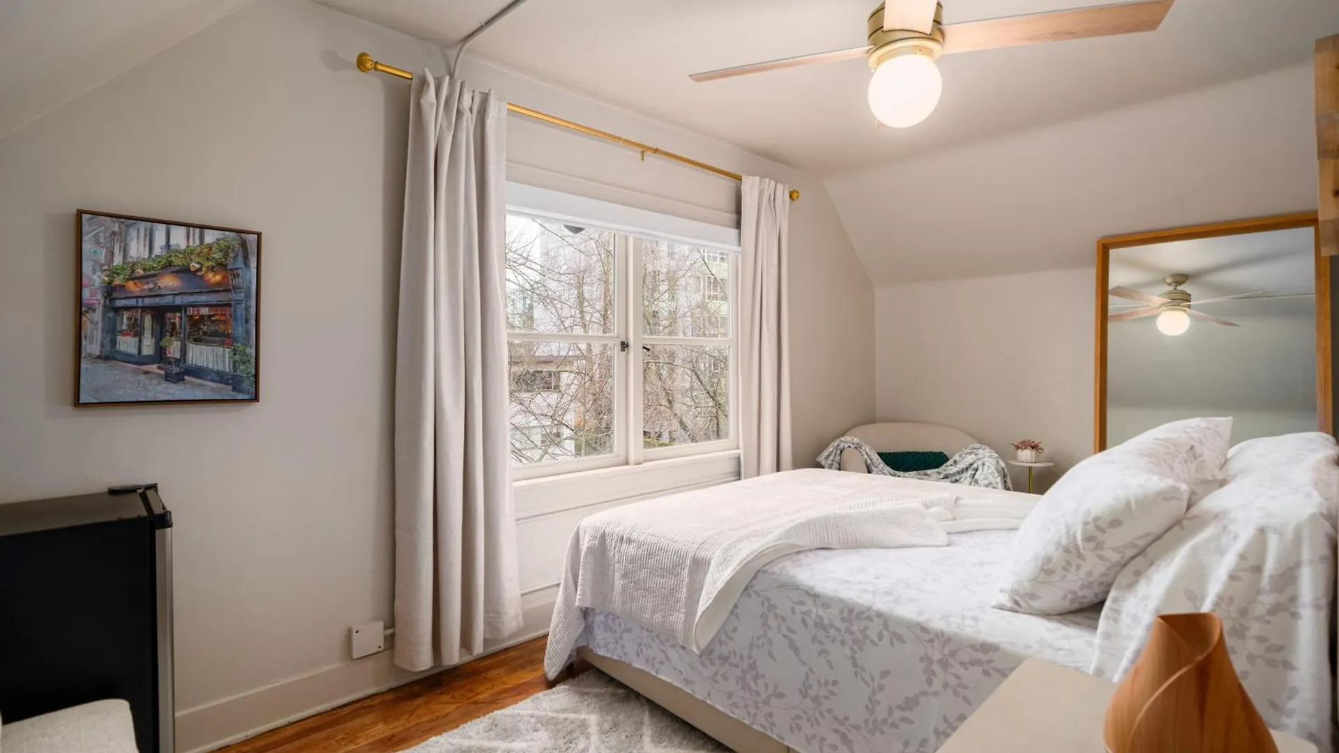 The Hunter House Bed And Breakfast contacts